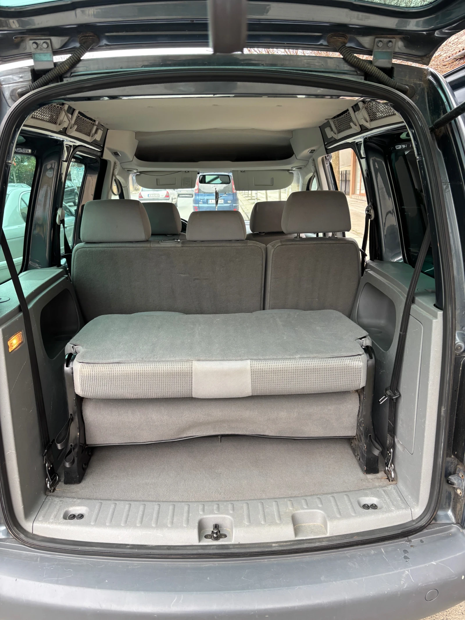 VW Caddy 1.6i LIFE, снимка 8 - Автомобили и джипове - 53907186