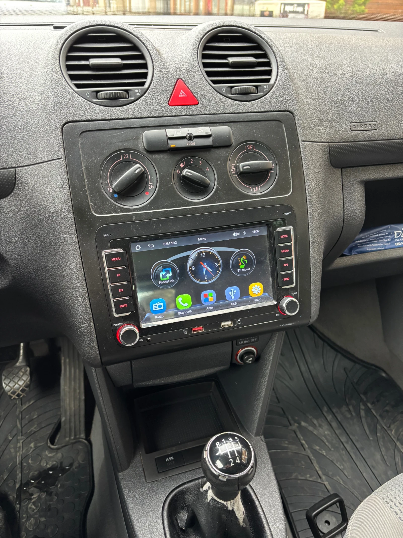 VW Caddy 1.6i LIFE, снимка 12 - Автомобили и джипове - 53907186