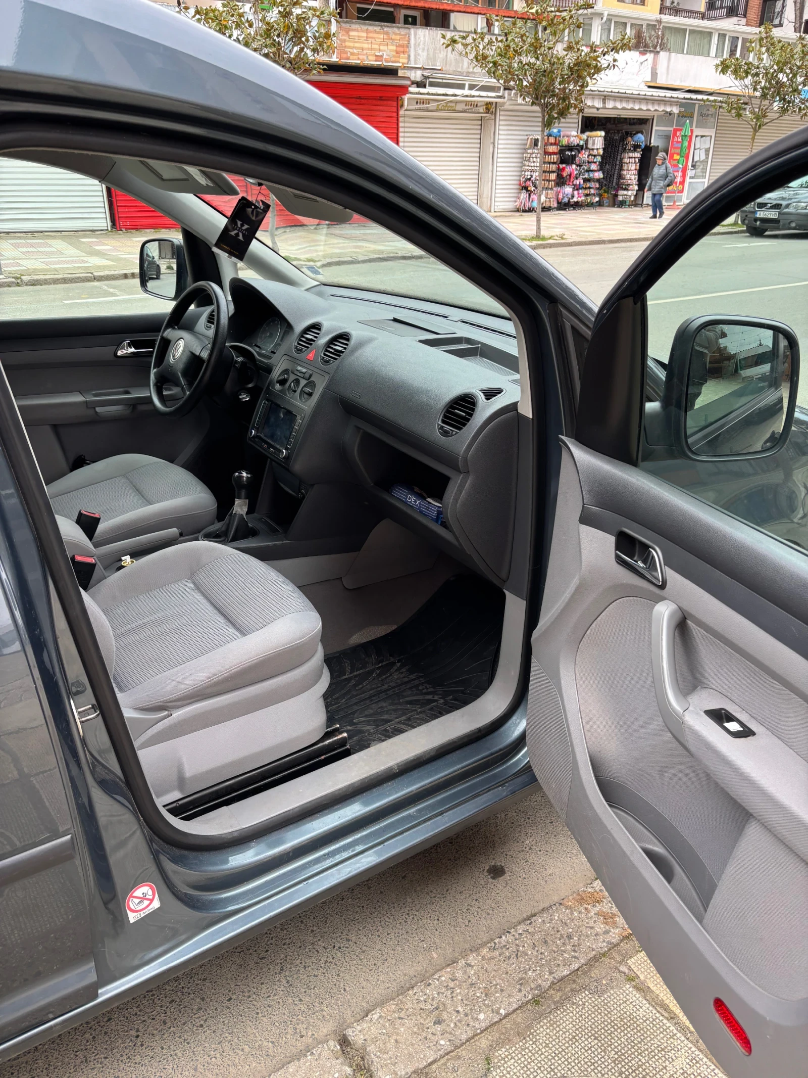 VW Caddy 1.6i LIFE, снимка 5 - Автомобили и джипове - 53907186