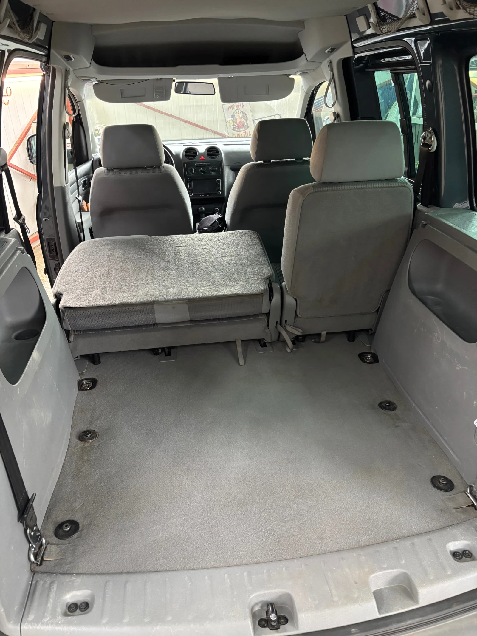 VW Caddy 1.6i LIFE, снимка 9 - Автомобили и джипове - 53907186