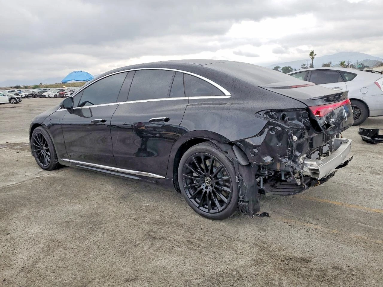 Mercedes-Benz EQS 350 4MATIC| BURMESTER| DISTRONIC| РЕАЛНИ КИЛОМЕТРИ, снимка 4 - Автомобили и джипове - 54179380