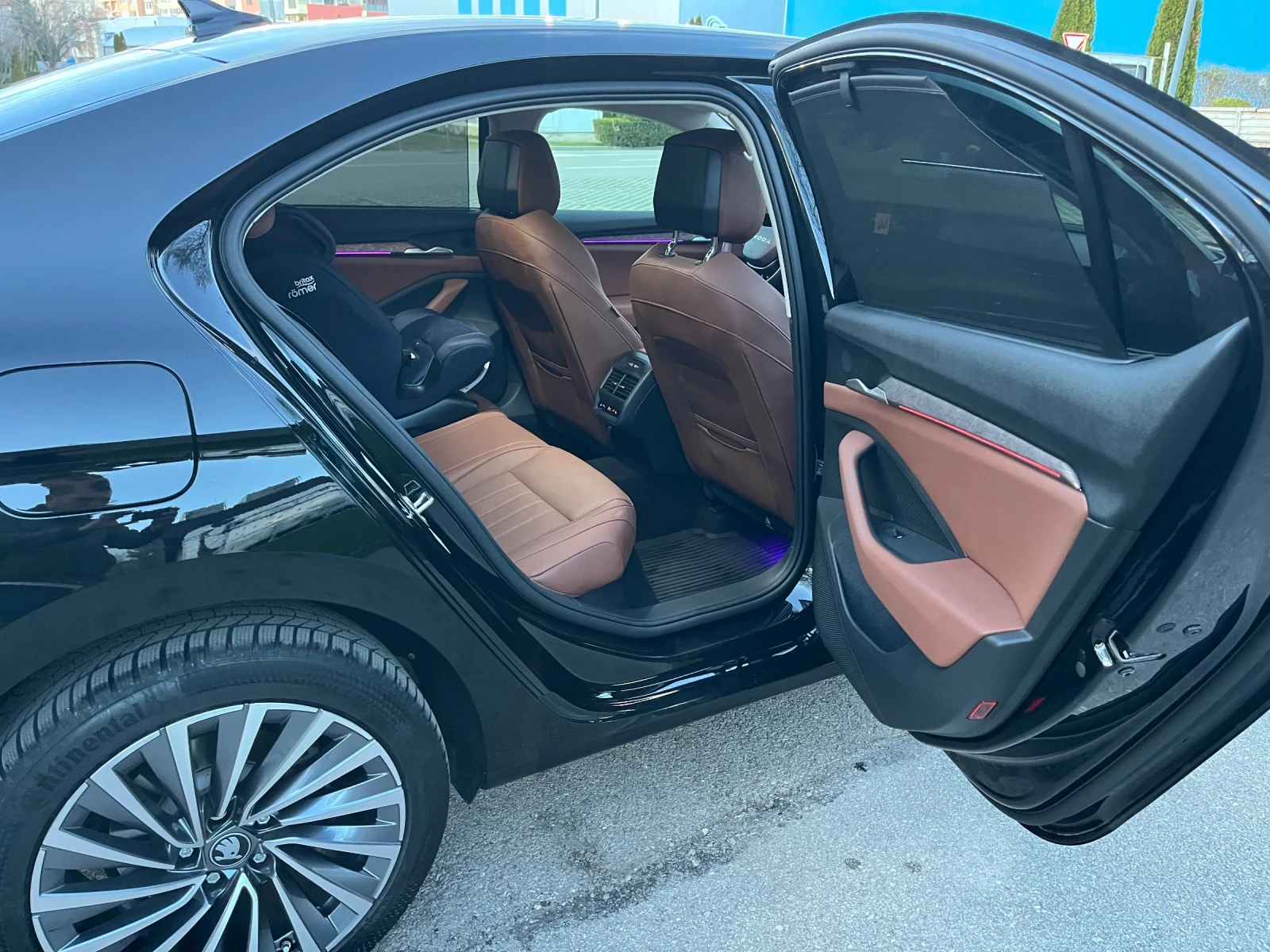 Skoda Superb 2.0 TDi 9 000 km, снимка 3 - Автомобили и джипове - 54586662
