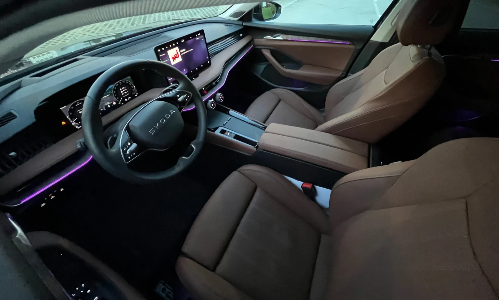 Skoda Superb 2.0 TDi 9 000 km, снимка 15 - Автомобили и джипове - 54586662