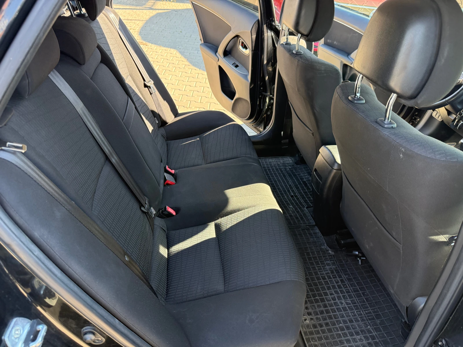 Toyota Avensis 1.8 147к.с ръчна с.к., снимка 13 - Автомобили и джипове - 55479146