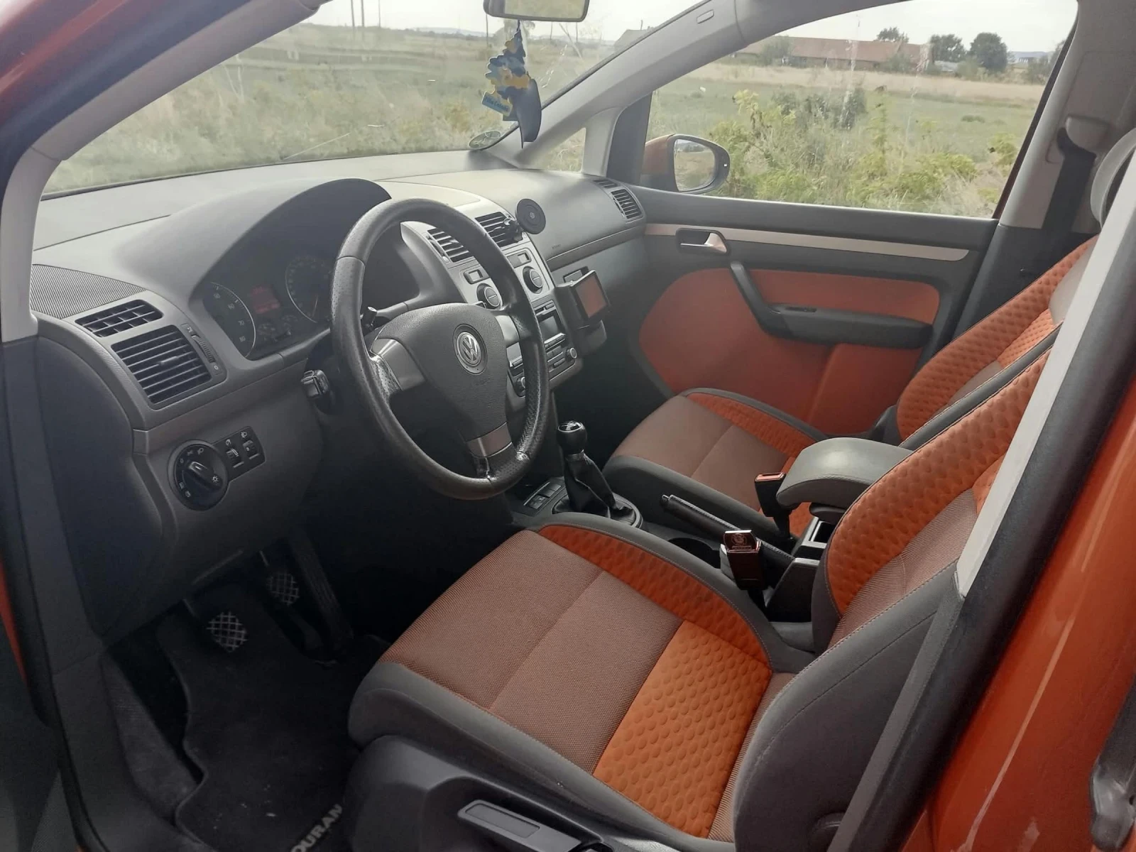 VW Touran 1.4 TSI, снимка 10 - Автомобили и джипове - 56260634