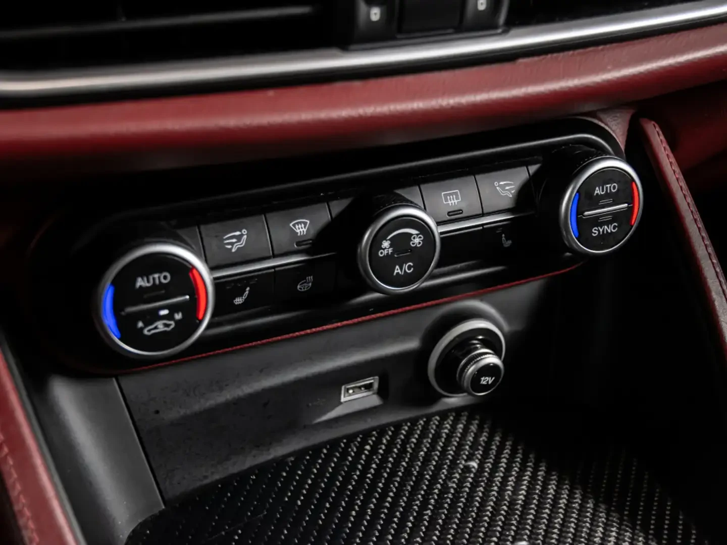 Alfa Romeo Stelvio Quadrifoglio 505 HP Twin-Turbo V6| CARBON| ЛИЗИНГ, снимка 15 - Автомобили и джипове - 54682111