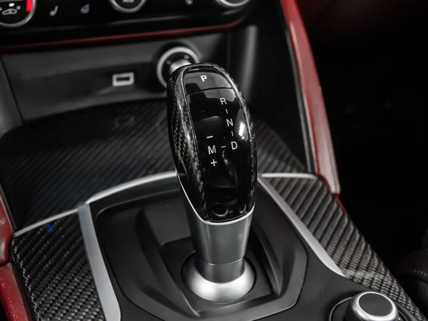 Alfa Romeo Stelvio Quadrifoglio 505 HP Twin-Turbo V6| CARBON| ЛИЗИНГ, снимка 14 - Автомобили и джипове - 54682111