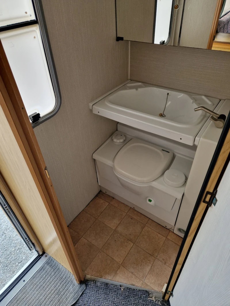 Каравана Adria 3 МЕСТА WC ФОРСЕЛТ, снимка 12 - Каравани и кемпери - 50299024