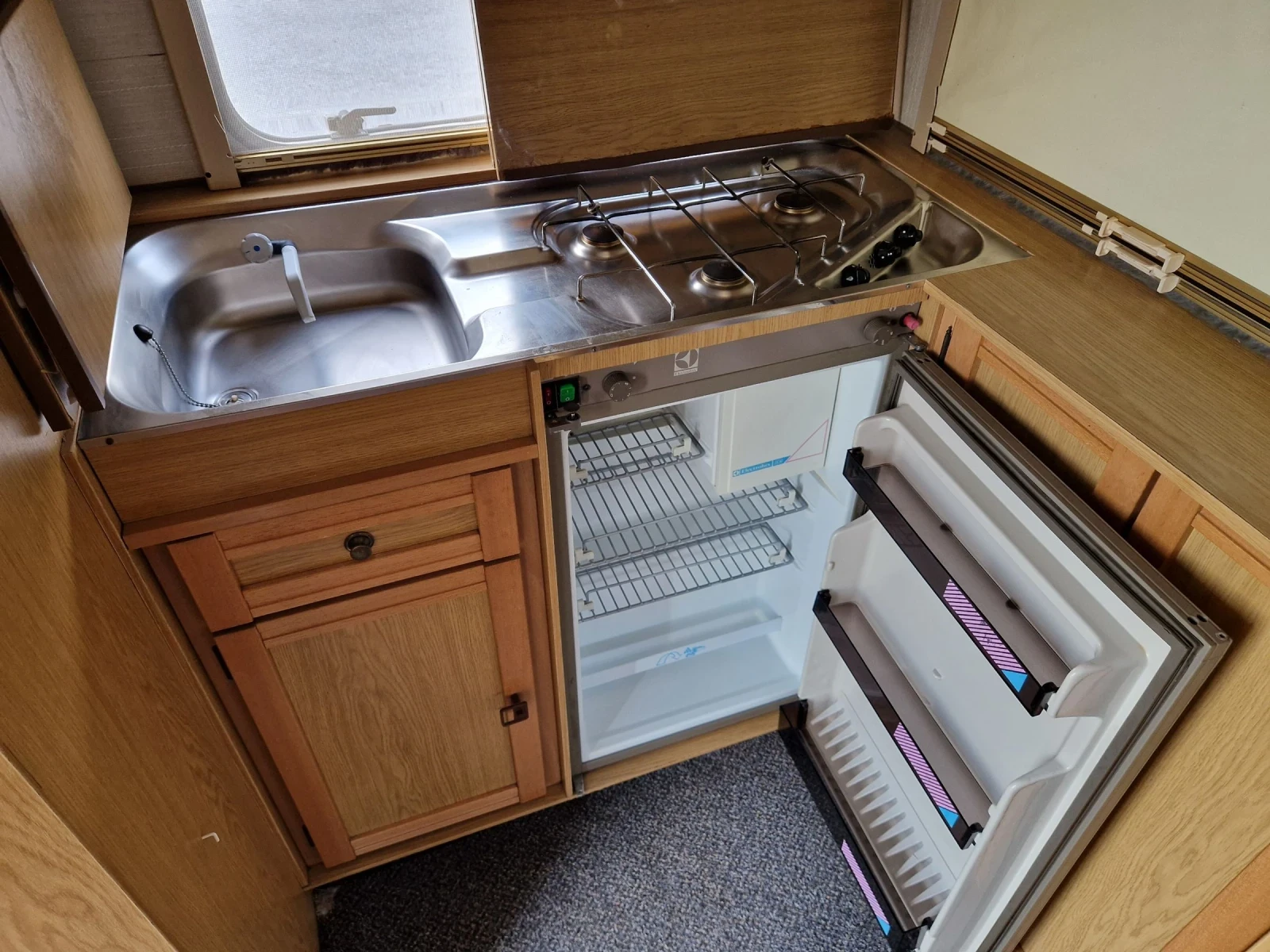  Adria 3  WC  | Mobile.bg   14