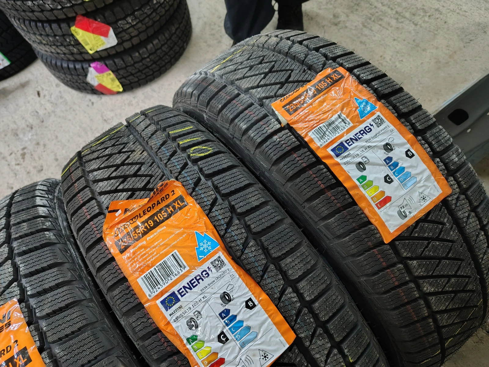 Гуми Зимни 235/55R19, снимка 3 - Гуми и джанти - 54091256