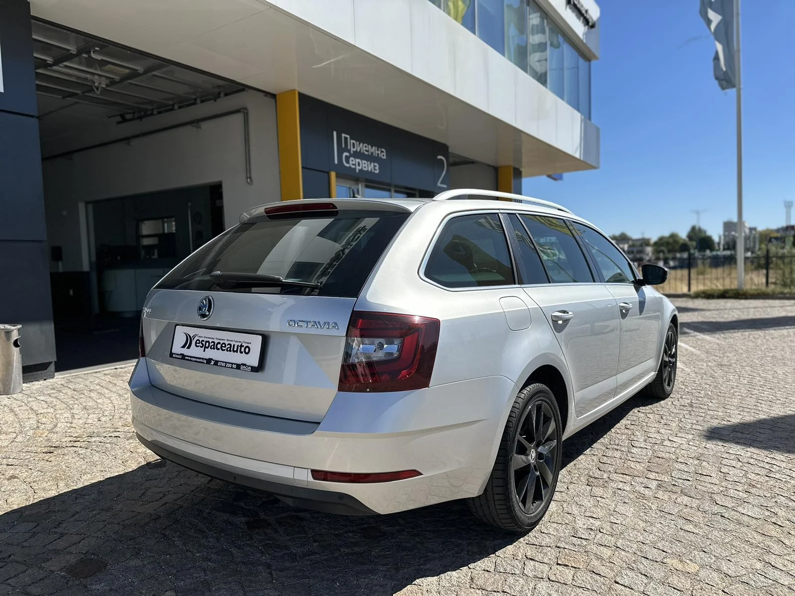 Skoda Octavia Combi 2.0 150к.с DSG - изображение 6