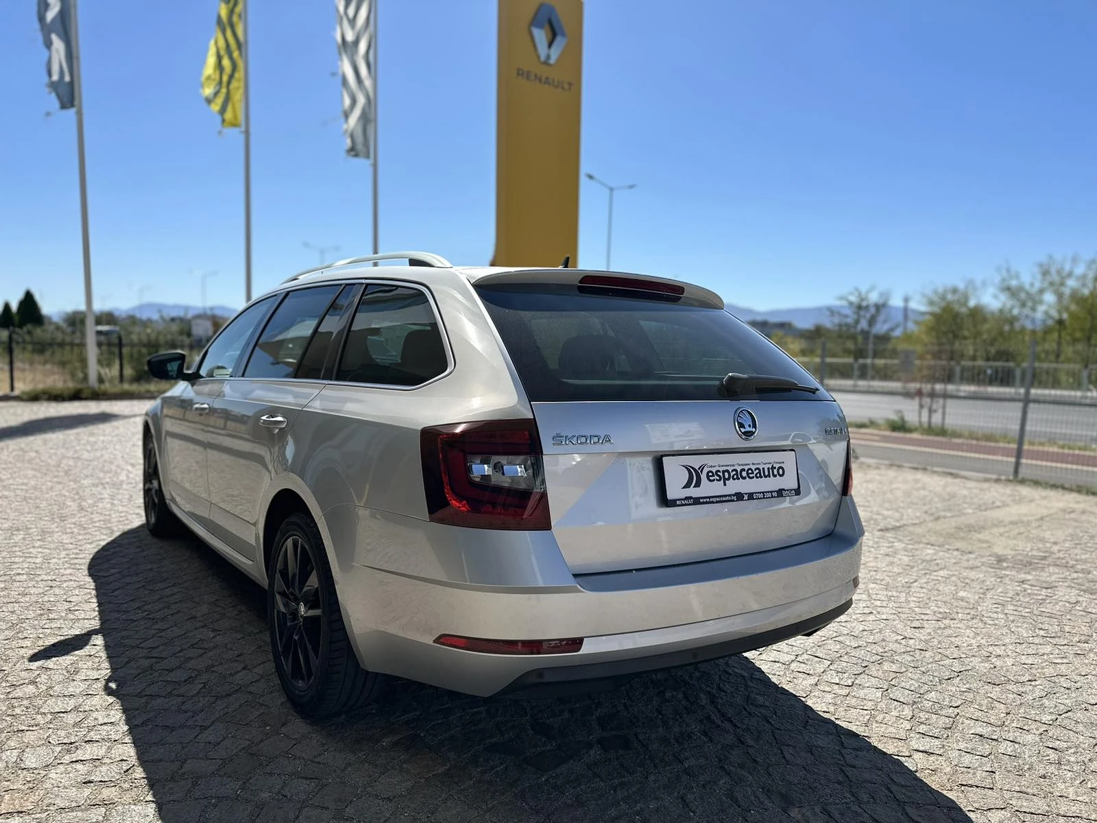 Skoda Octavia Combi 2.0 150к.с DSG - изображение 4