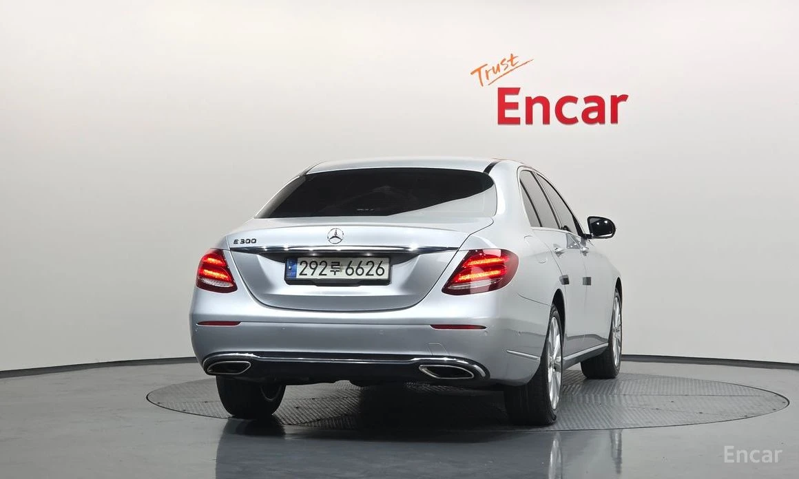 Mercedes-Benz E 300 DIGITAL* BURMESTER* 360 CAM* HEAD-UP* SUNROOF* , снимка 4 - Автомобили и джипове - 53880873