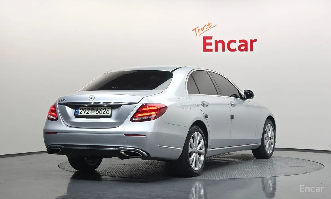 Mercedes-Benz E 300 DIGITAL* BURMESTER* 360 CAM* HEAD-UP* SUNROOF* , снимка 3 - Автомобили и джипове - 53880873