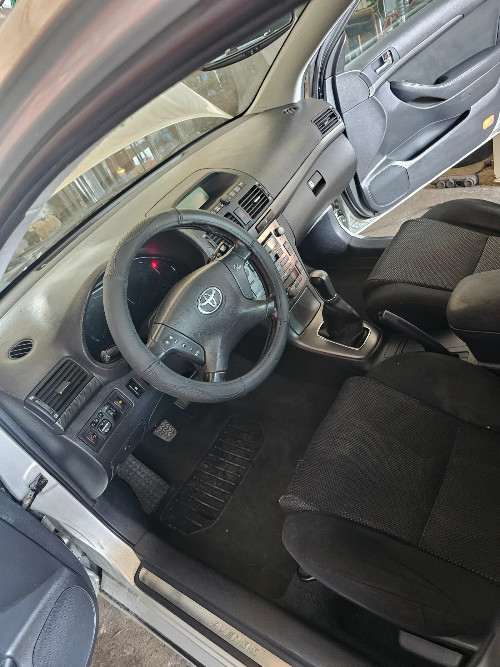 Toyota Avensis, снимка 11 - Автомобили и джипове - 54608572