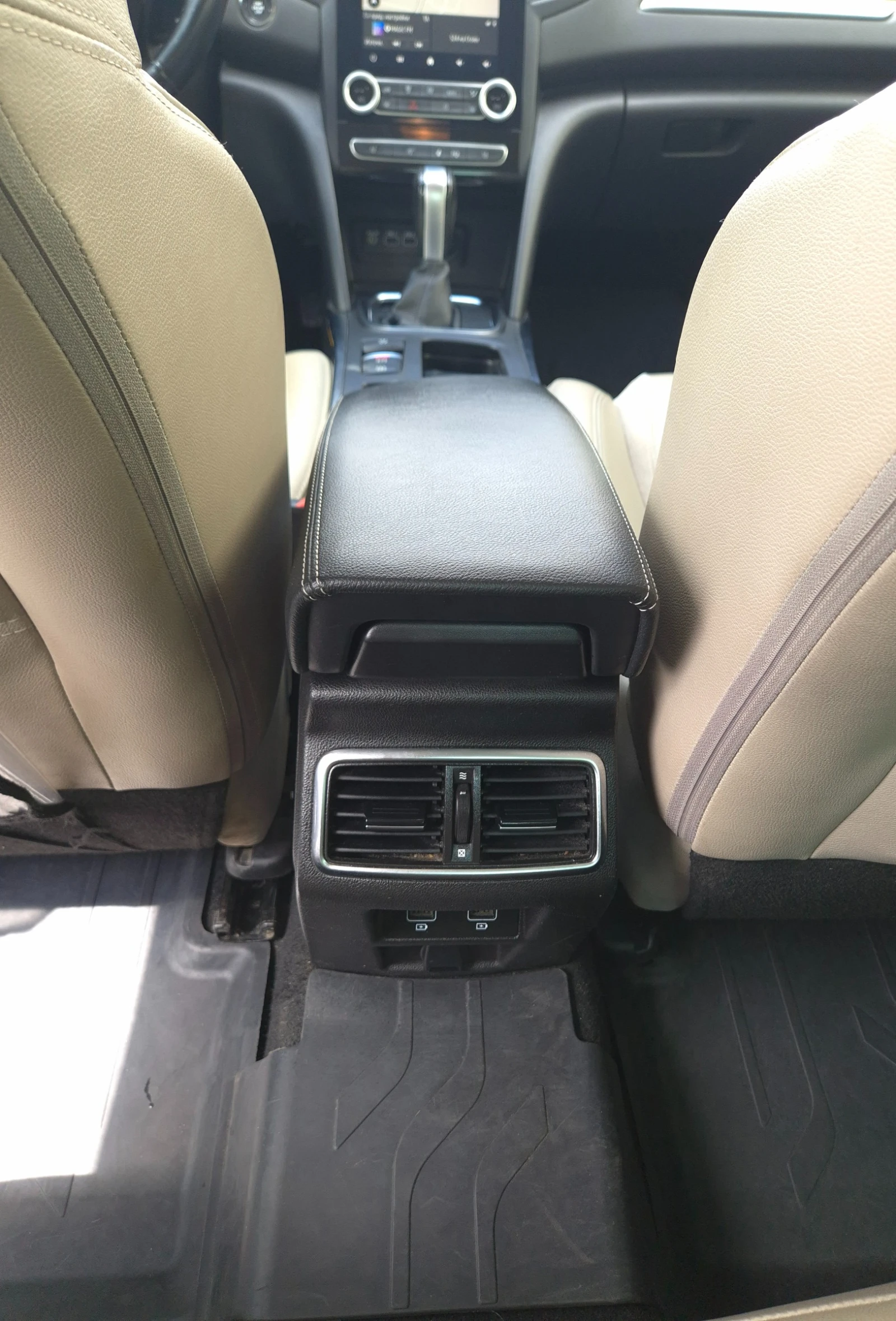 Renault Megane Sedan, снимка 10 - Автомобили и джипове - 54643219