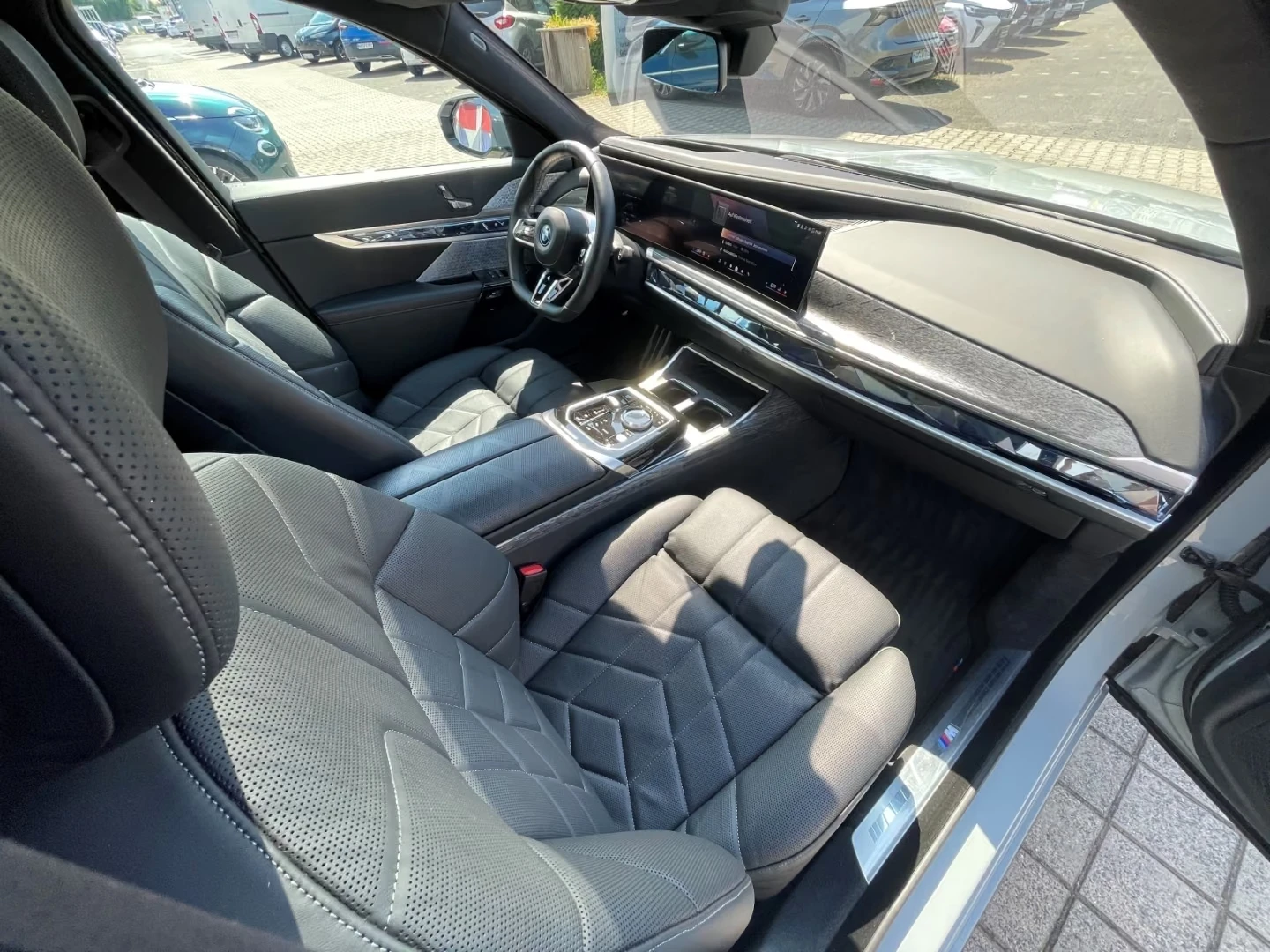 BMW i7 xDRV60/544HP/M-SPORT/B&W/TV/SKY-L/CRYSTAL/360/347h | Mobile.bg � ����������� 14