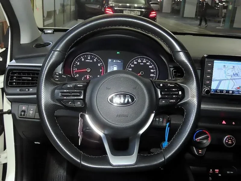 Kia Stonic 1.4 Deluxe, снимка 11 - Автомобили и джипове - 55786597