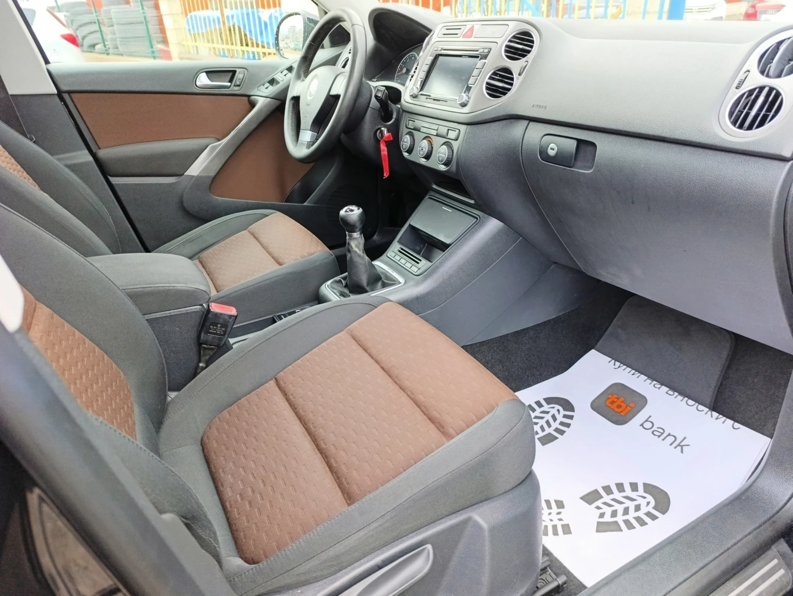 VW Tiguan 2.0 TSI 4x4, снимка 14 - Автомобили и джипове - 53968176