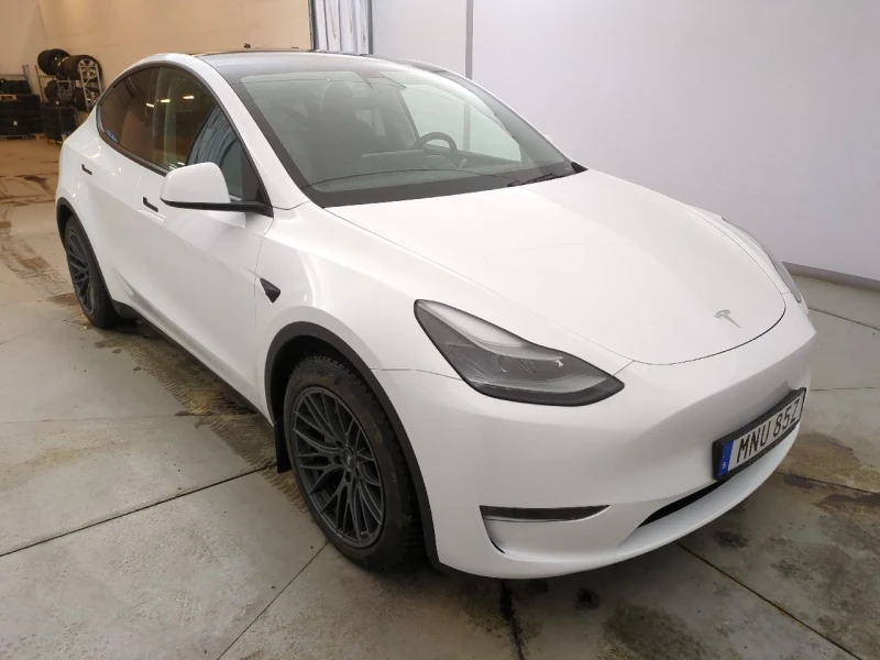 Tesla Model Y AWD Long range  514 в Гаранция Швеция, снимка 1 - Автомобили и джипове - 49299036