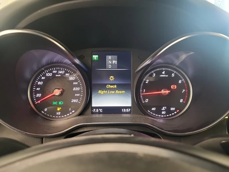 Mercedes-Benz C 300 / AMG PACK / PANO / ПОДГРЕВИ / CARFAX, снимка 12 - Автомобили и джипове - 53341343