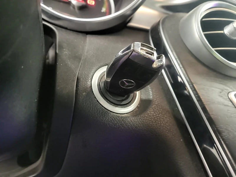 Mercedes-Benz C 300 / AMG PACK / PANO / ПОДГРЕВИ / CARFAX, снимка 15 - Автомобили и джипове - 53341343