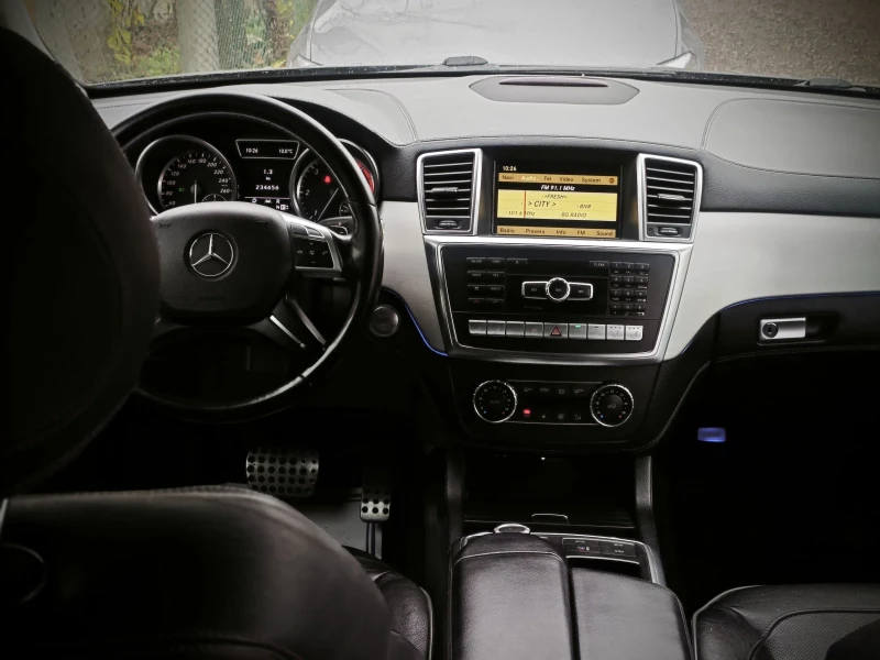 Mercedes-Benz ML 350 AMG/ОБСЛУЖЕН/КАМЕРА/ОБДУХВАНЕ, снимка 9 - Автомобили и джипове - 52566129