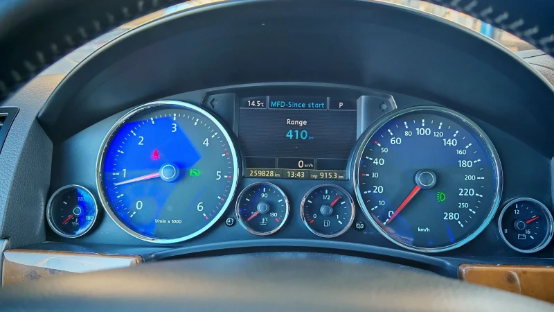 VW Touareg 3.0TDI-240k.ТОП СЪСТОЯНИЕ СЕРВИЗНА КНИЖКА , снимка 17 - Автомобили и джипове - 53109408