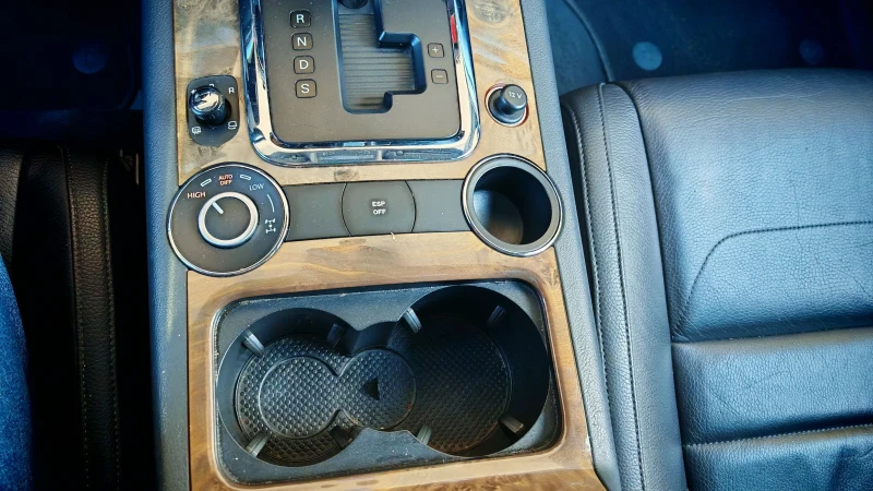 VW Touareg 3.0TDI-240k.ТОП СЪСТОЯНИЕ СЕРВИЗНА КНИЖКА , снимка 16 - Автомобили и джипове - 53109408