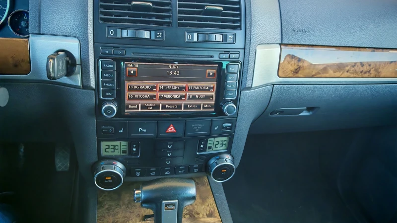 VW Touareg 3.0TDI-240k.ТОП СЪСТОЯНИЕ СЕРВИЗНА КНИЖКА , снимка 15 - Автомобили и джипове - 53109408