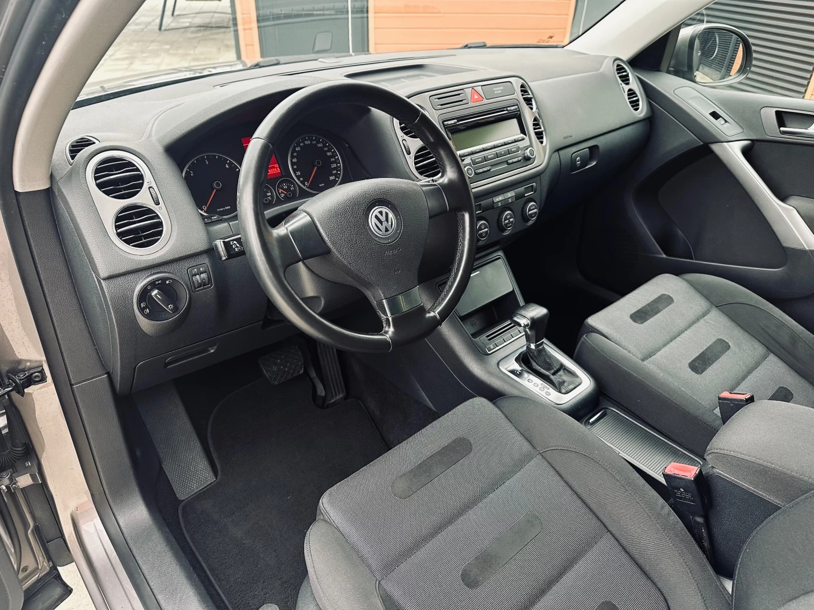 VW Tiguan 2.0 TDI/DSG/4X4 - изображение 10