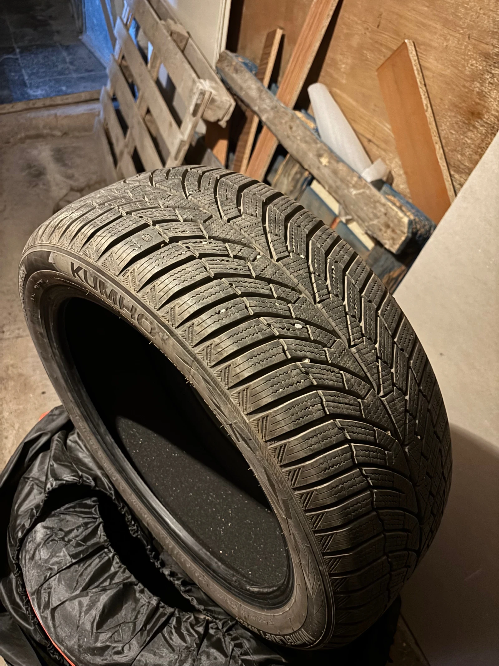 Гуми Зимни 235/45R18