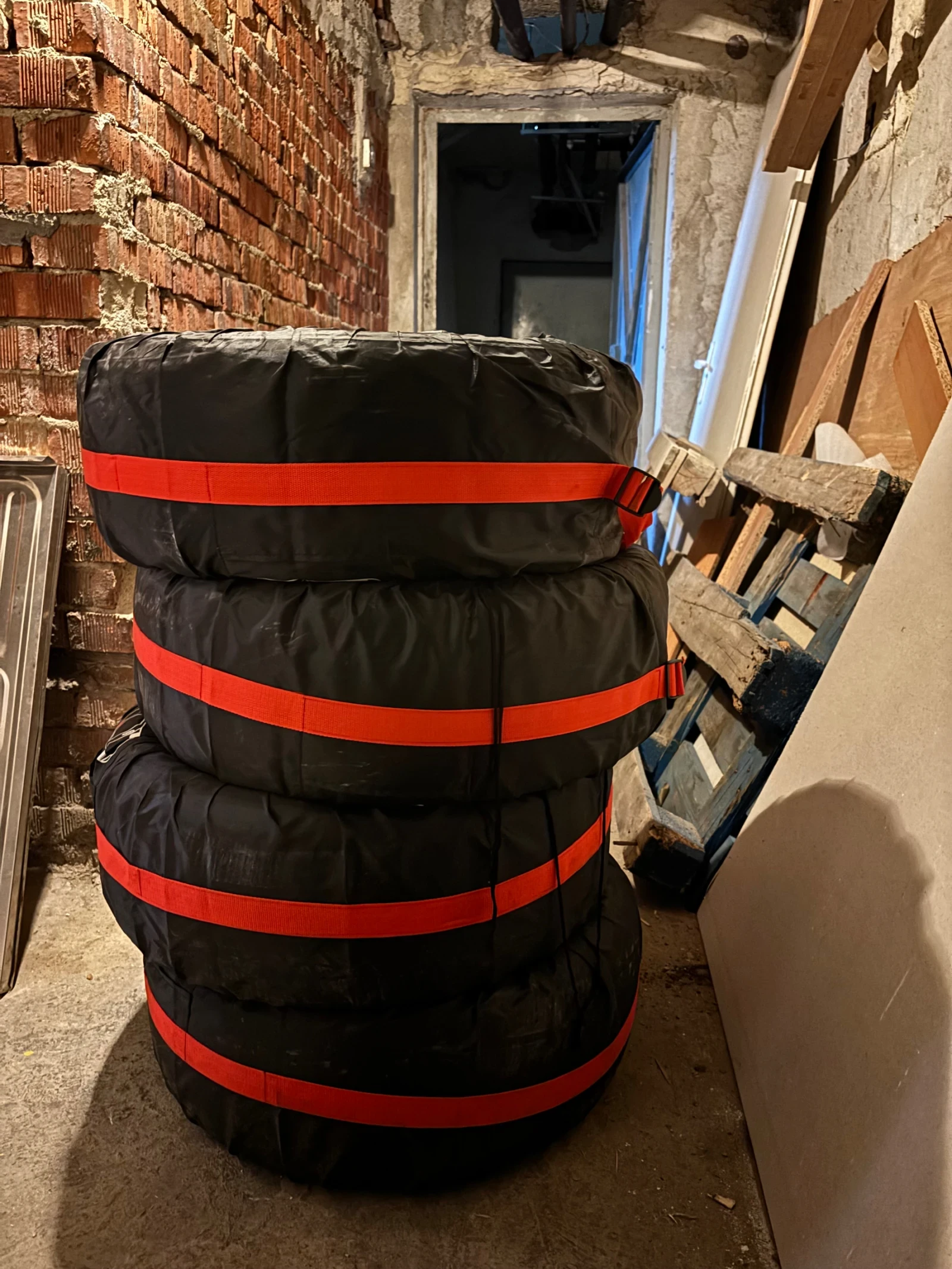Гуми Зимни 235/45R18, снимка 10 - Гуми и джанти - 55971905