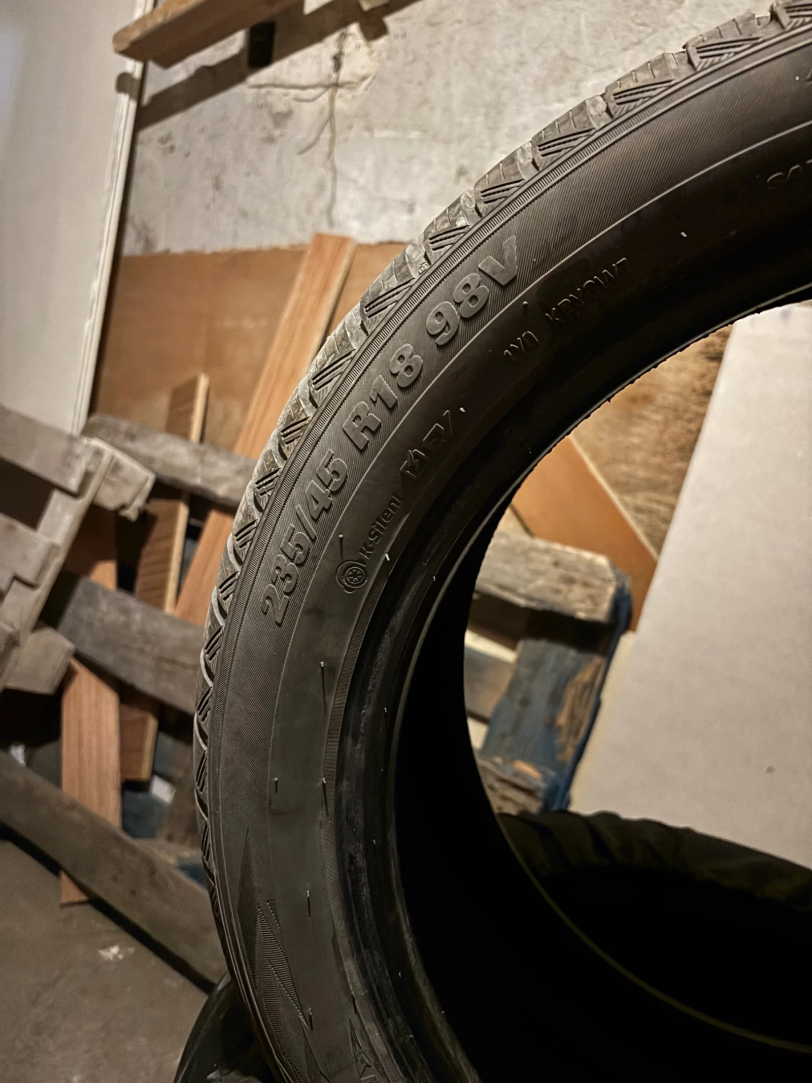 Гуми Зимни 235/45R18, снимка 4 - Гуми и джанти - 55971905