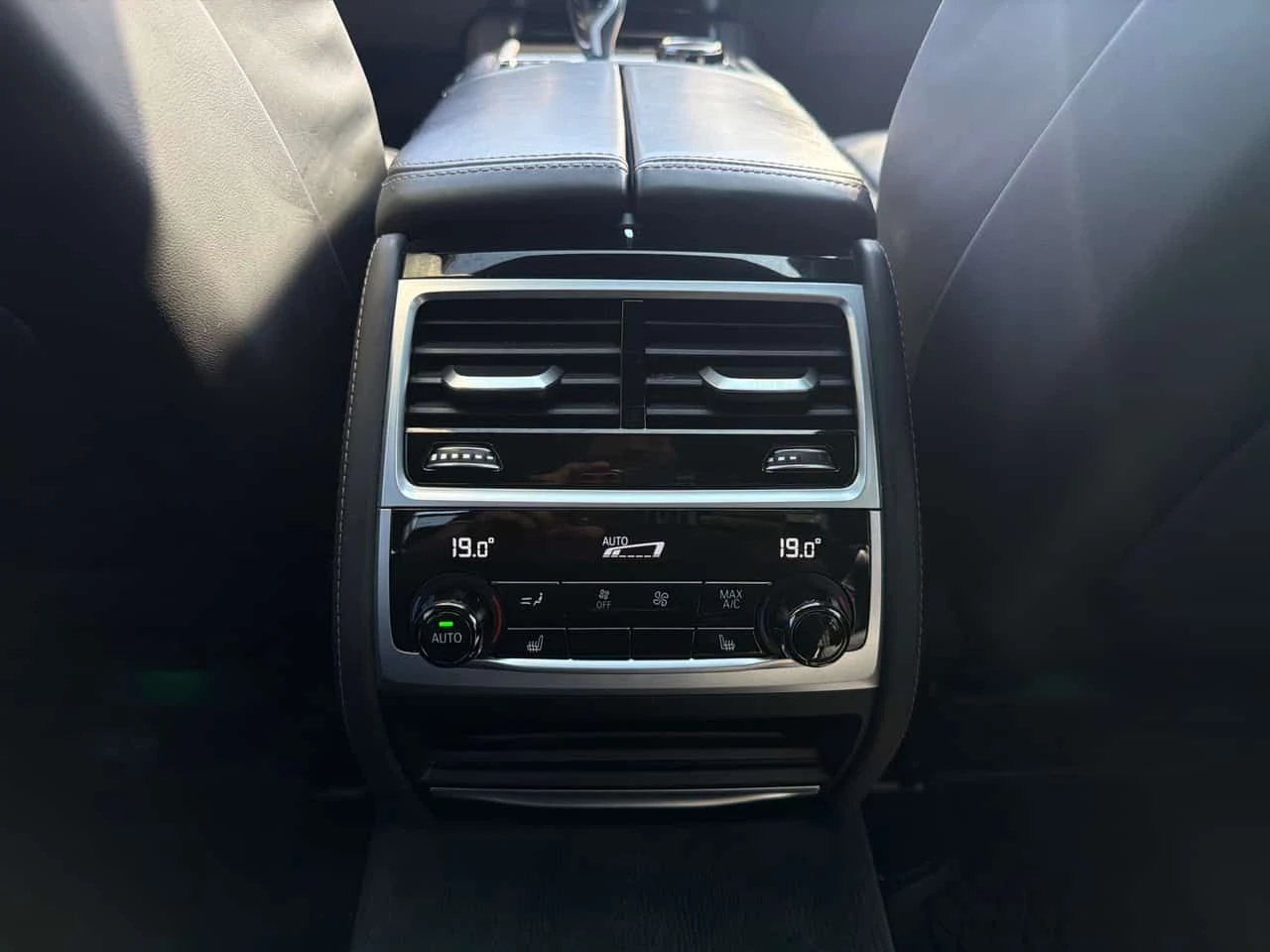 BMW 750 Li xDrive M SPORT/Harman Kardon/Massage/Very Rare, снимка 10 - Автомобили и джипове - 55470644
