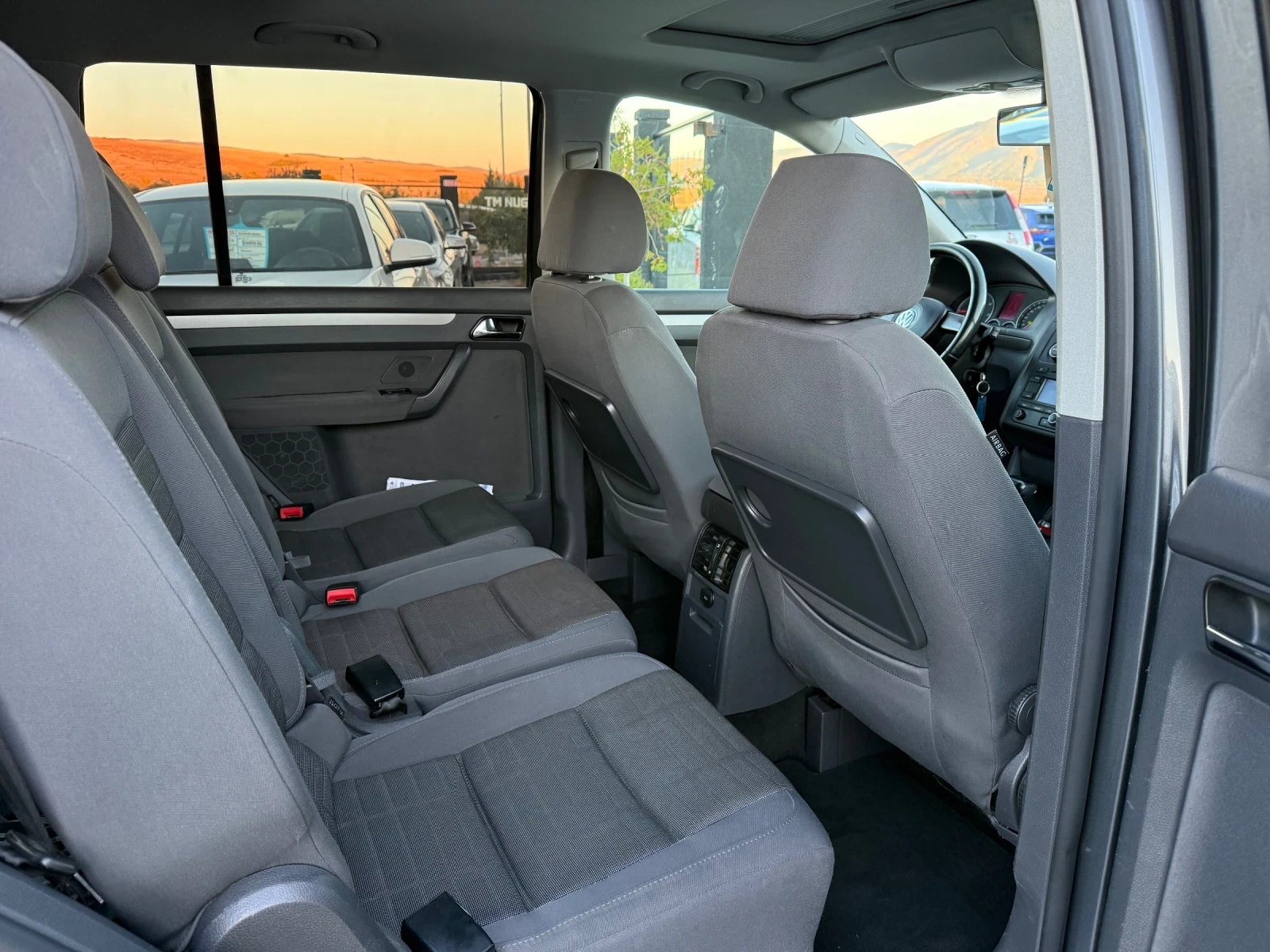 VW Touran AVTOMATIK, снимка 7 - Автомобили и джипове - 56628638