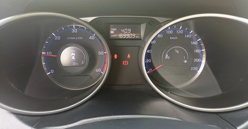 Hyundai IX35 2.0 CRDI 4x4, снимка 10 - Автомобили и джипове - 52350223