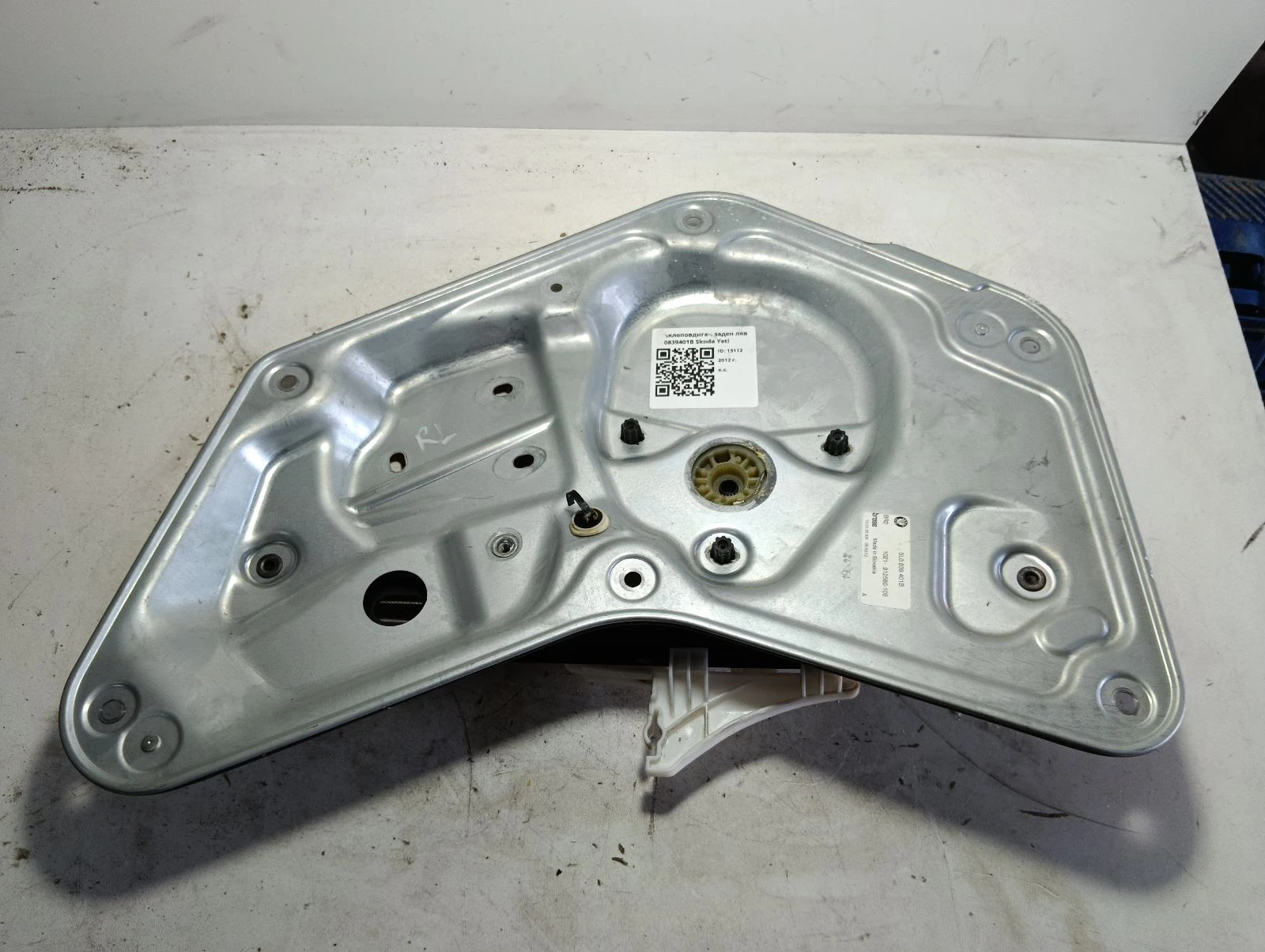 стъклоповдигач заден ляв 5L0839401B Skoda Yeti