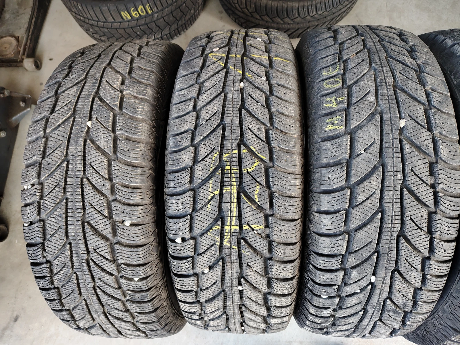 Гуми Зимни 245/70R16, снимка 2 - Гуми и джанти - 55845908