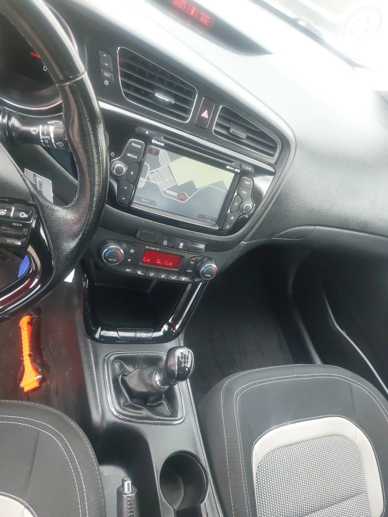 Kia Ceed 1.6GDI 135ps camera Navi, снимка 13 - Автомобили и джипове - 46020759