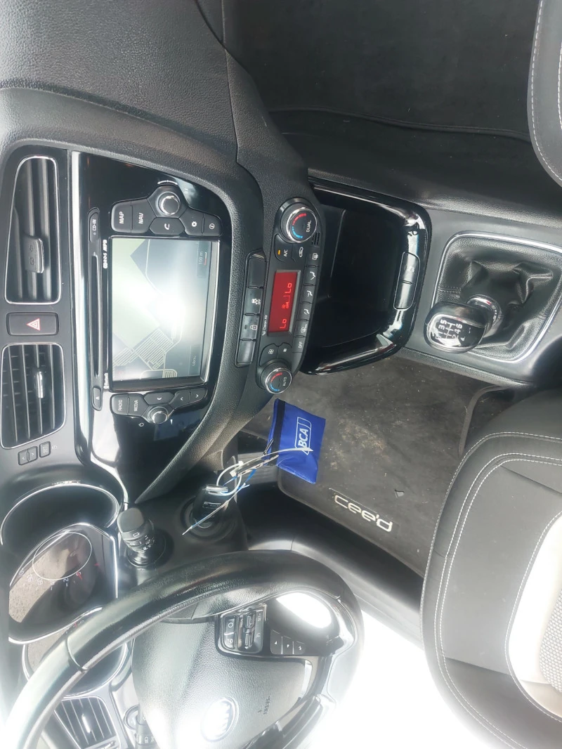 Kia Ceed 1.6GDI 135ps camera Navi, снимка 11 - Автомобили и джипове - 46020759