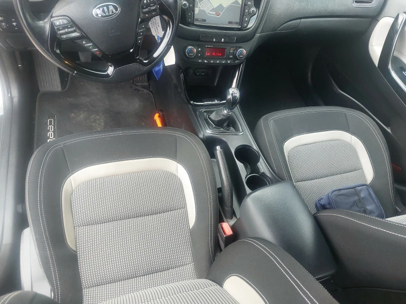 Kia Ceed 1.6GDI 135ps camera Navi, снимка 8 - Автомобили и джипове - 46020759