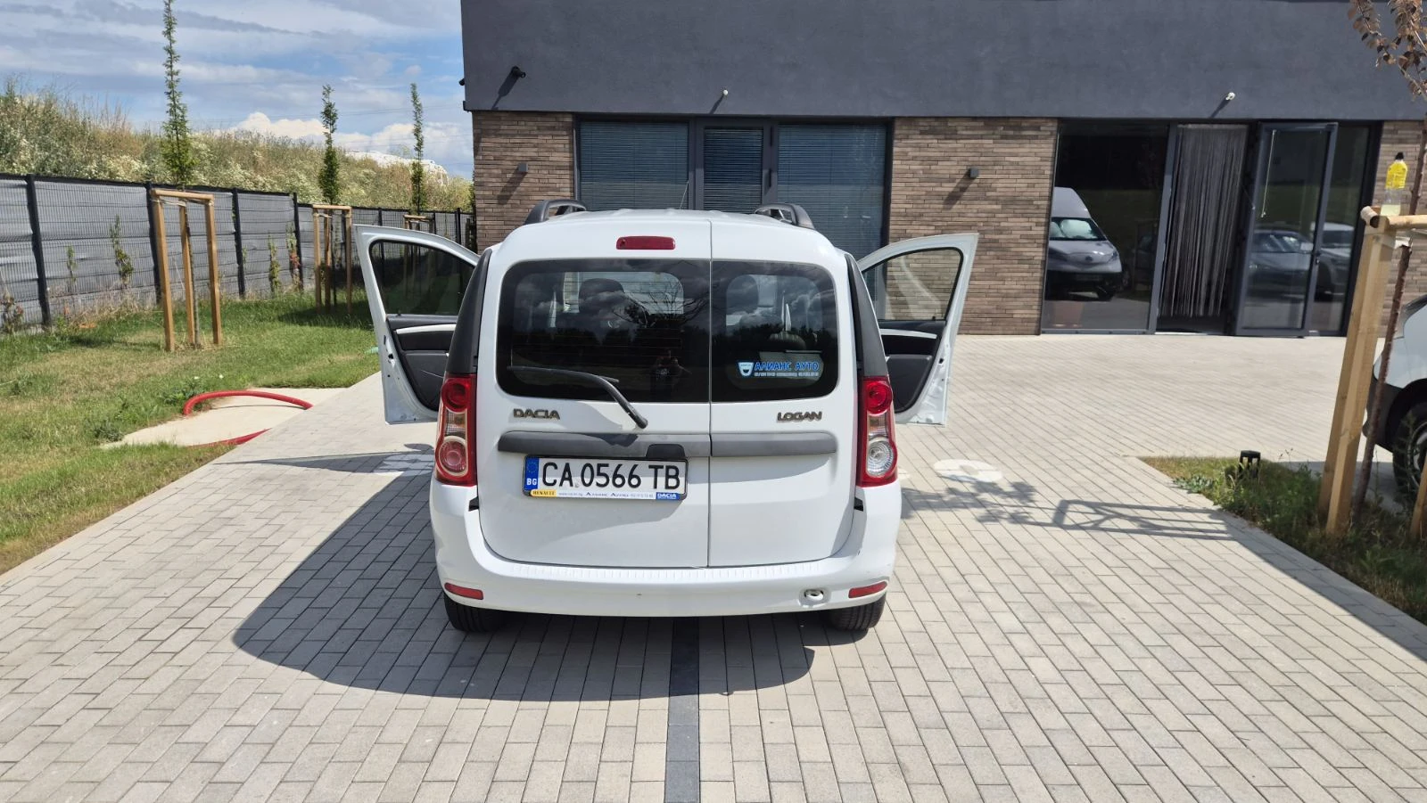 Dacia Logan, снимка 4 - Автомобили и джипове - 56096079