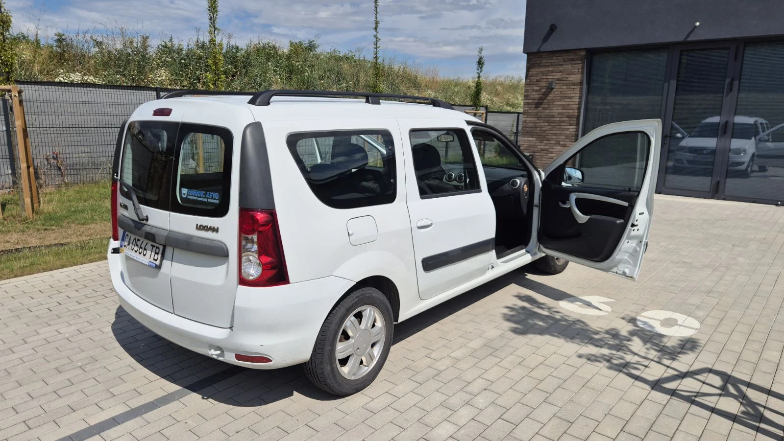 Dacia Logan, снимка 3 - Автомобили и джипове - 56096079