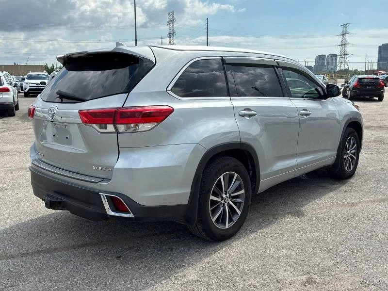 Toyota Highlander * AWD XLE * 7 МЕСТЕН * КОМПЛЕКТ ГУМИ * ДИСТРОНИК, снимка 3 - Автомобили и джипове - 55750583