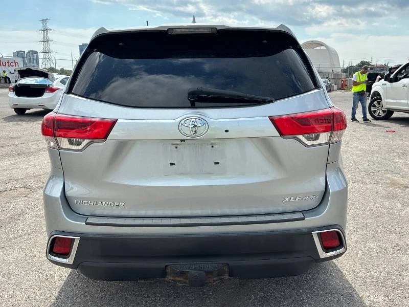 Toyota Highlander * AWD XLE * 7 МЕСТЕН * КОМПЛЕКТ ГУМИ * ДИСТРОНИК, снимка 4 - Автомобили и джипове - 55750583