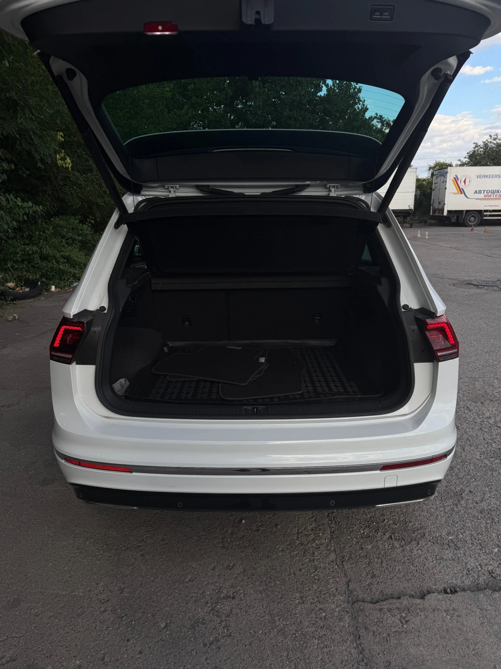VW Tiguan 2.0 BiTDI* 4MOTION* R LINE, снимка 13 - Автомобили и джипове - 55287985