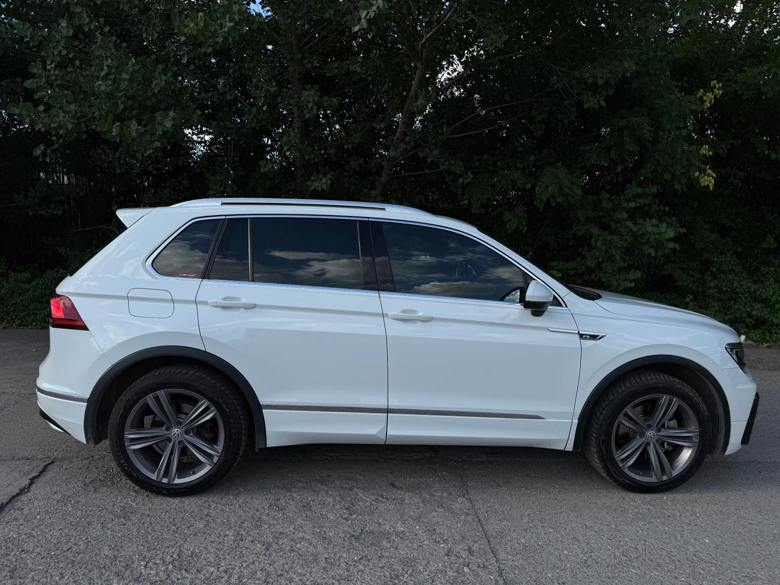 VW Tiguan 2.0 BiTDI* 4MOTION* R LINE, снимка 8 - Автомобили и джипове - 55287985