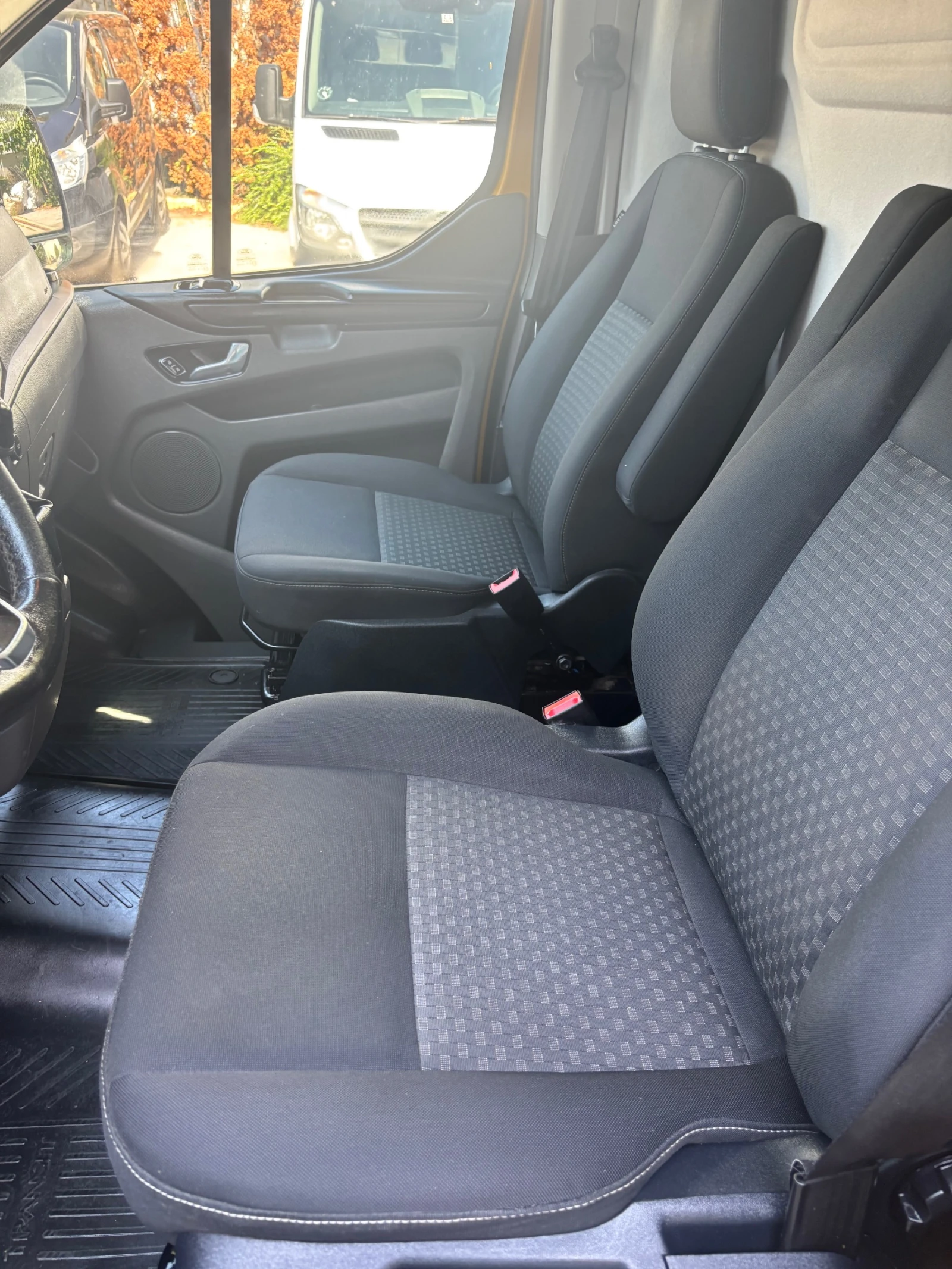 Ford Transit Custom 2.0 EcoBlue-105kc, снимка 11 - Бусове и автобуси - 55101540