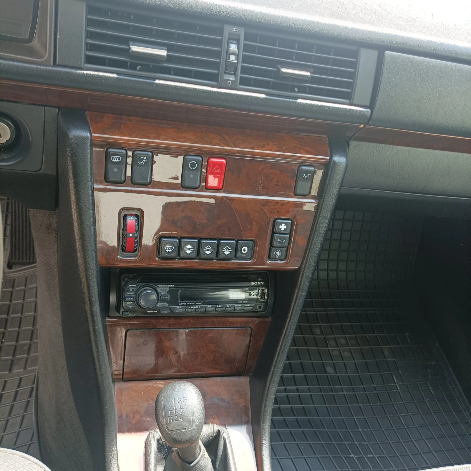 Mercedes-Benz E 200  - изображение 4